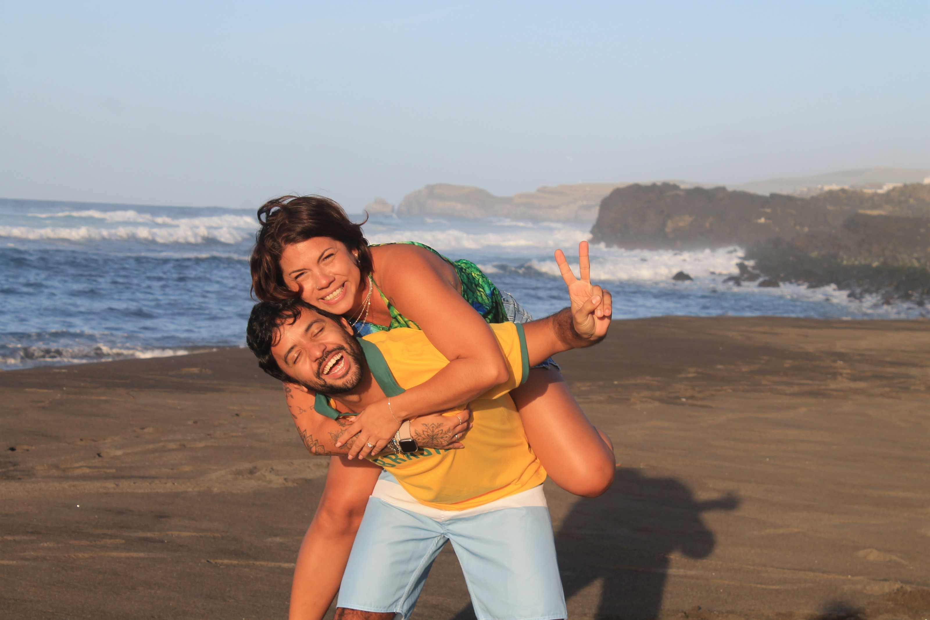 Casal num abraço cheio de alegria, golden hour