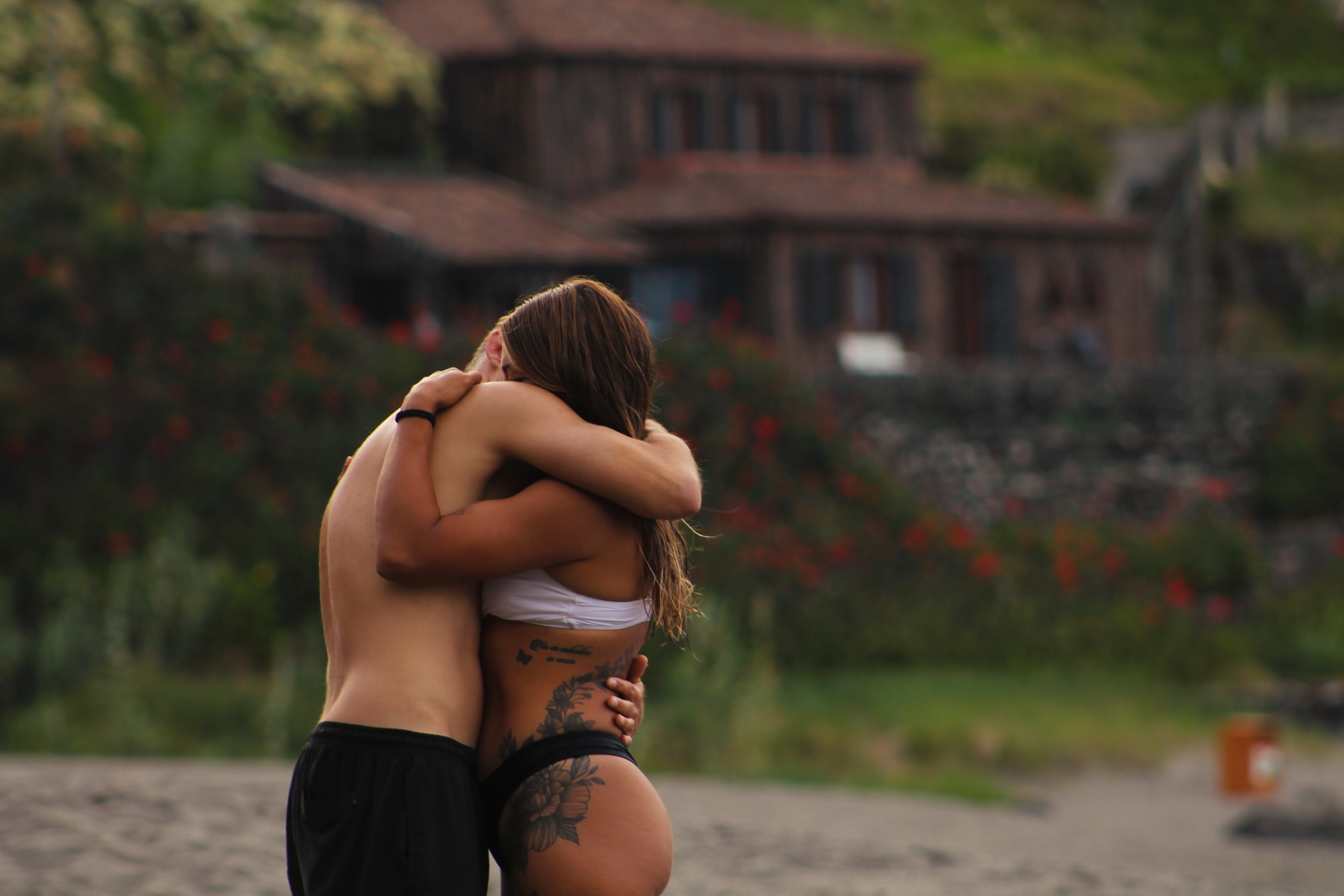 Casal em silhueta ao entardecer