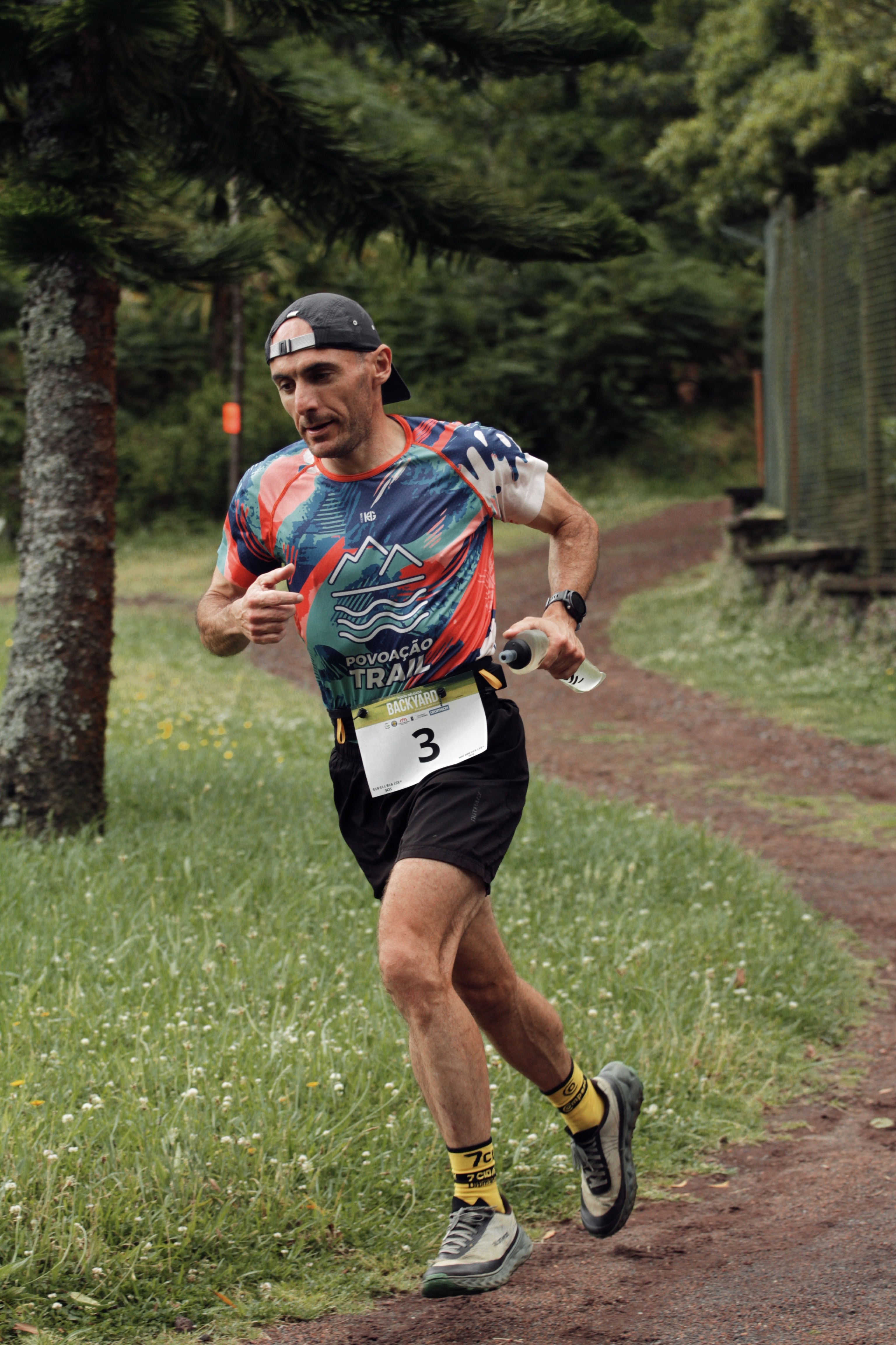 Atleta em prova de trail na mata da ilha