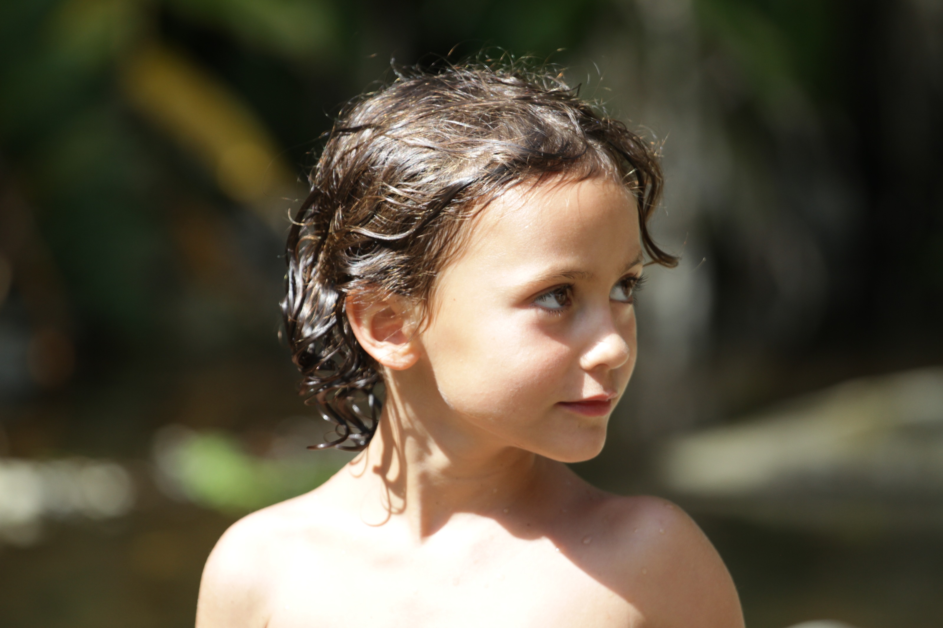 Retrato de un niño con rizos mojados, con luz natural