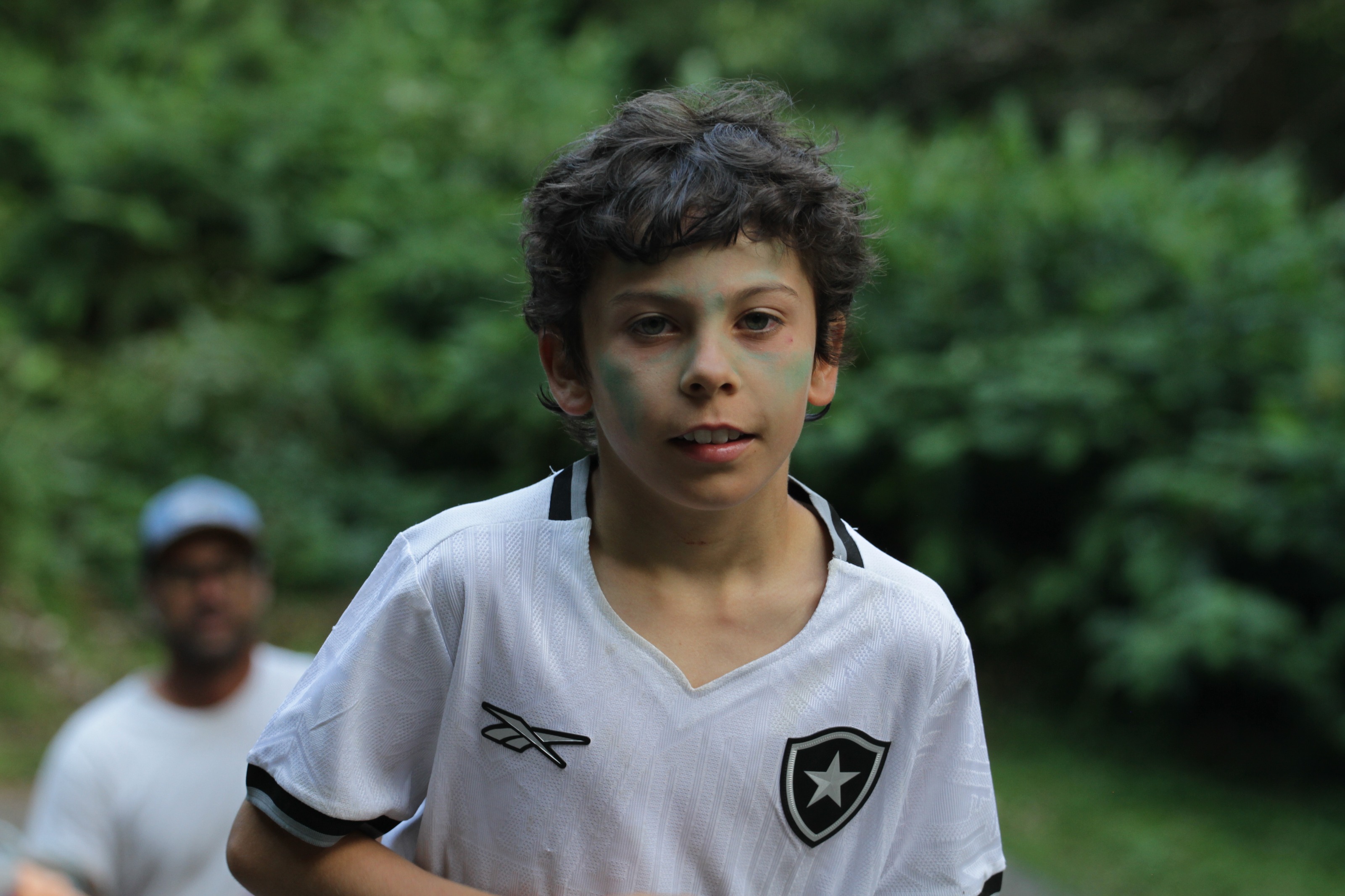 Niño con camiseta deportiva en un día de aventura
