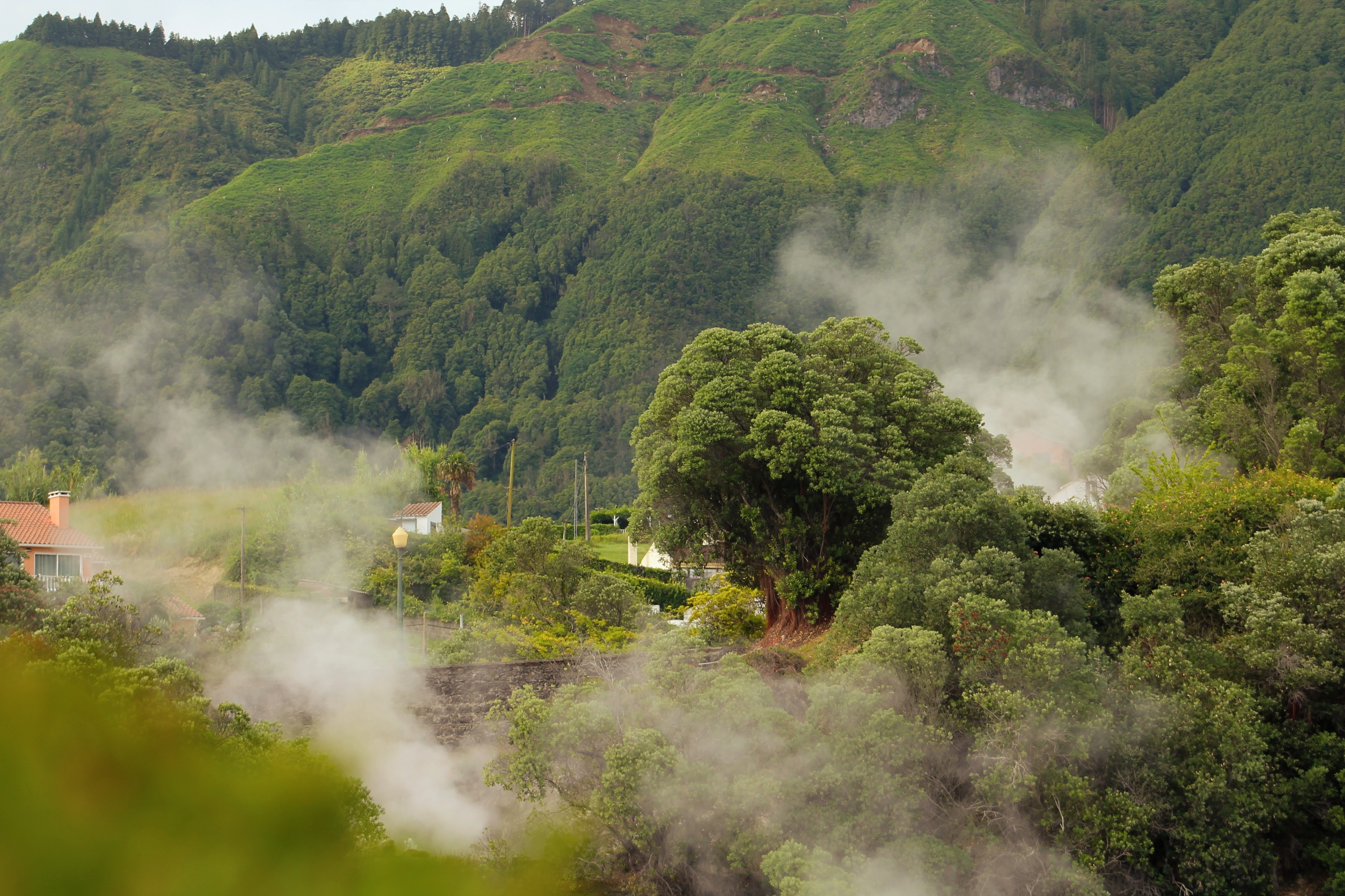 Fumarolas e vapor na paisagem dos Açores