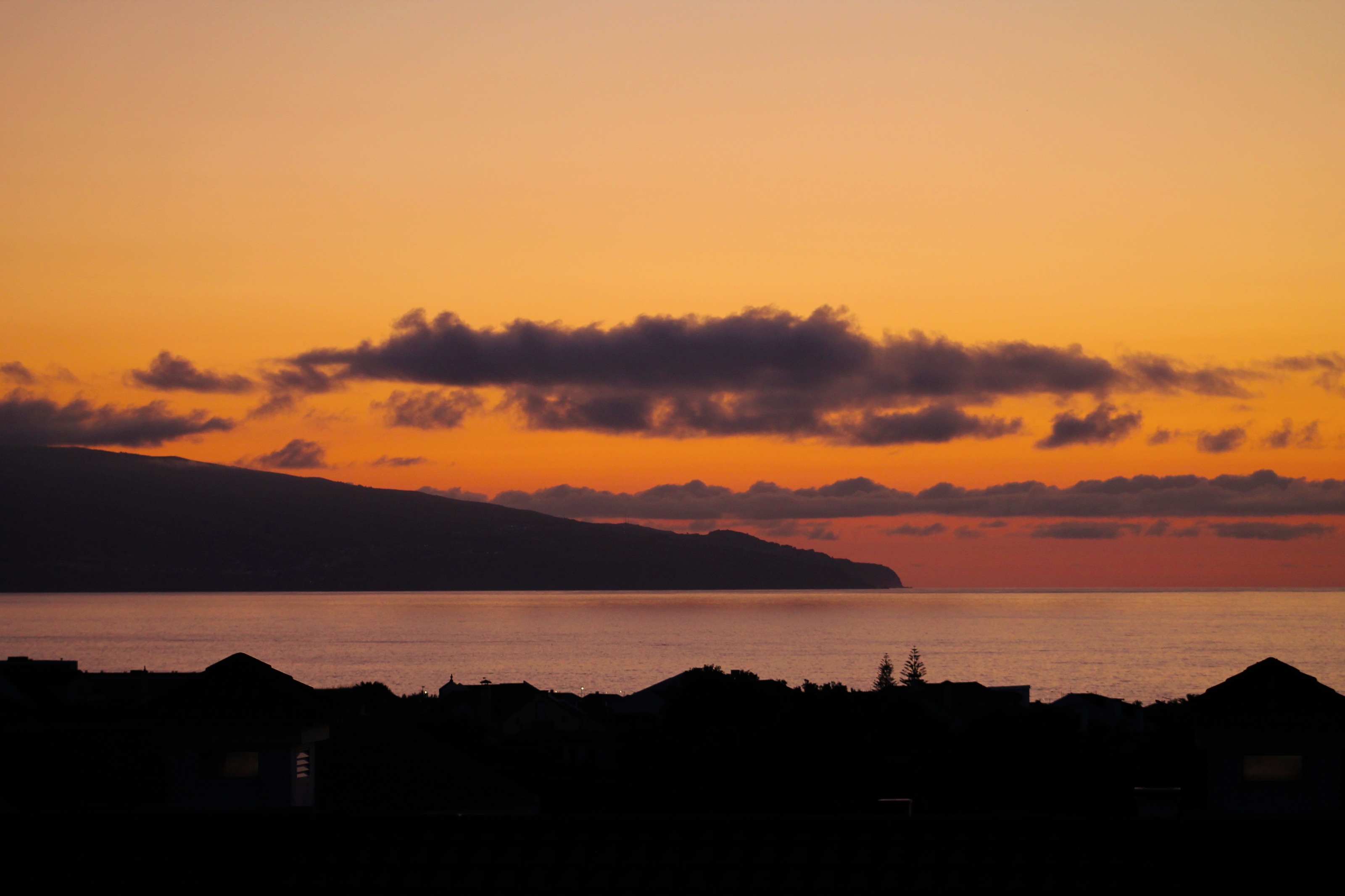 Costa dos Açores ao pôr do sol