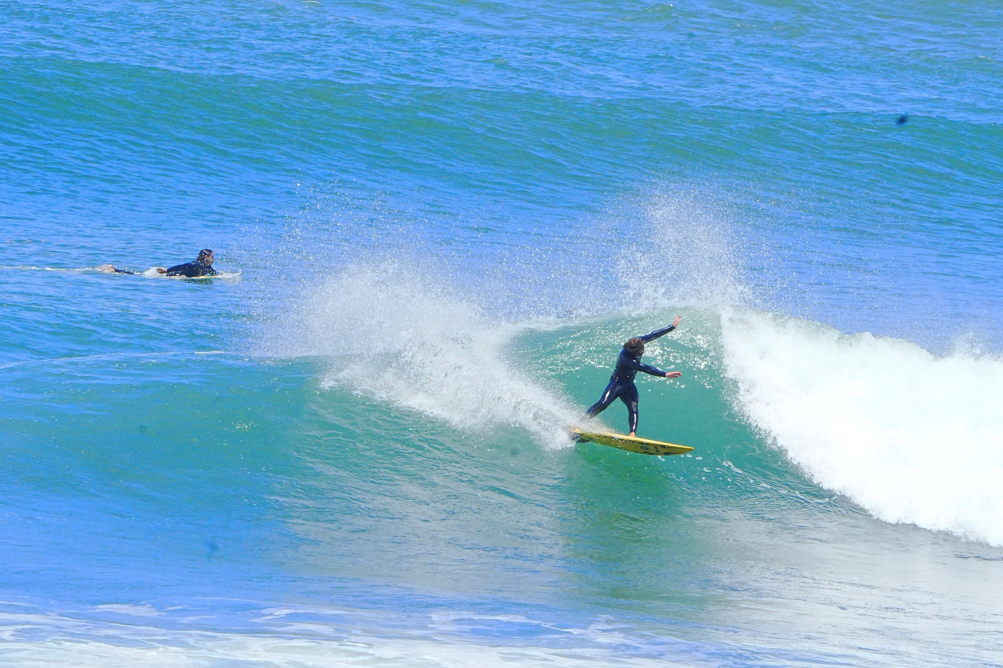 Surfista numa onda turquesa vítrea