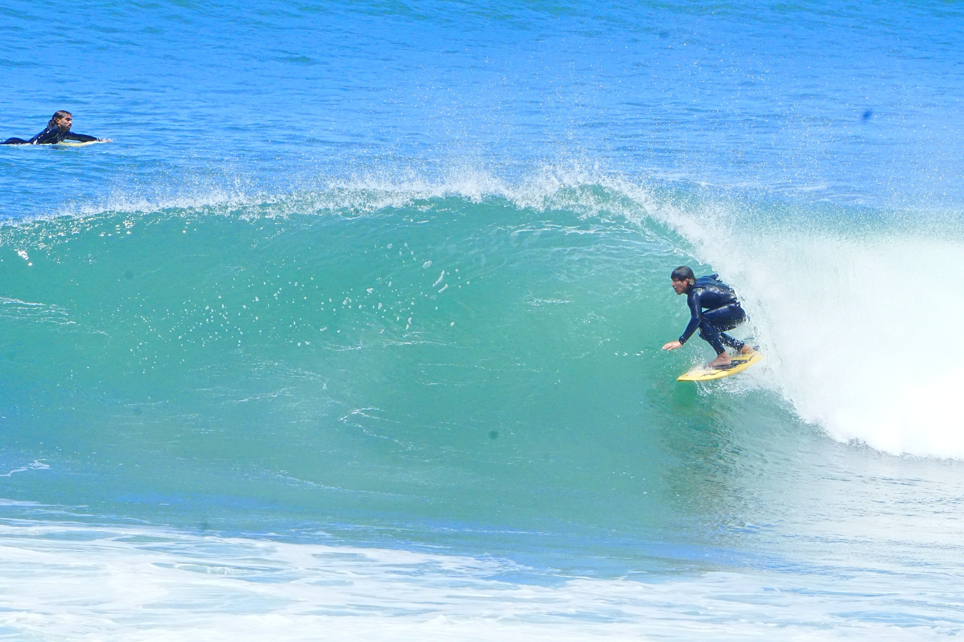 Surfista a entrar no tubo