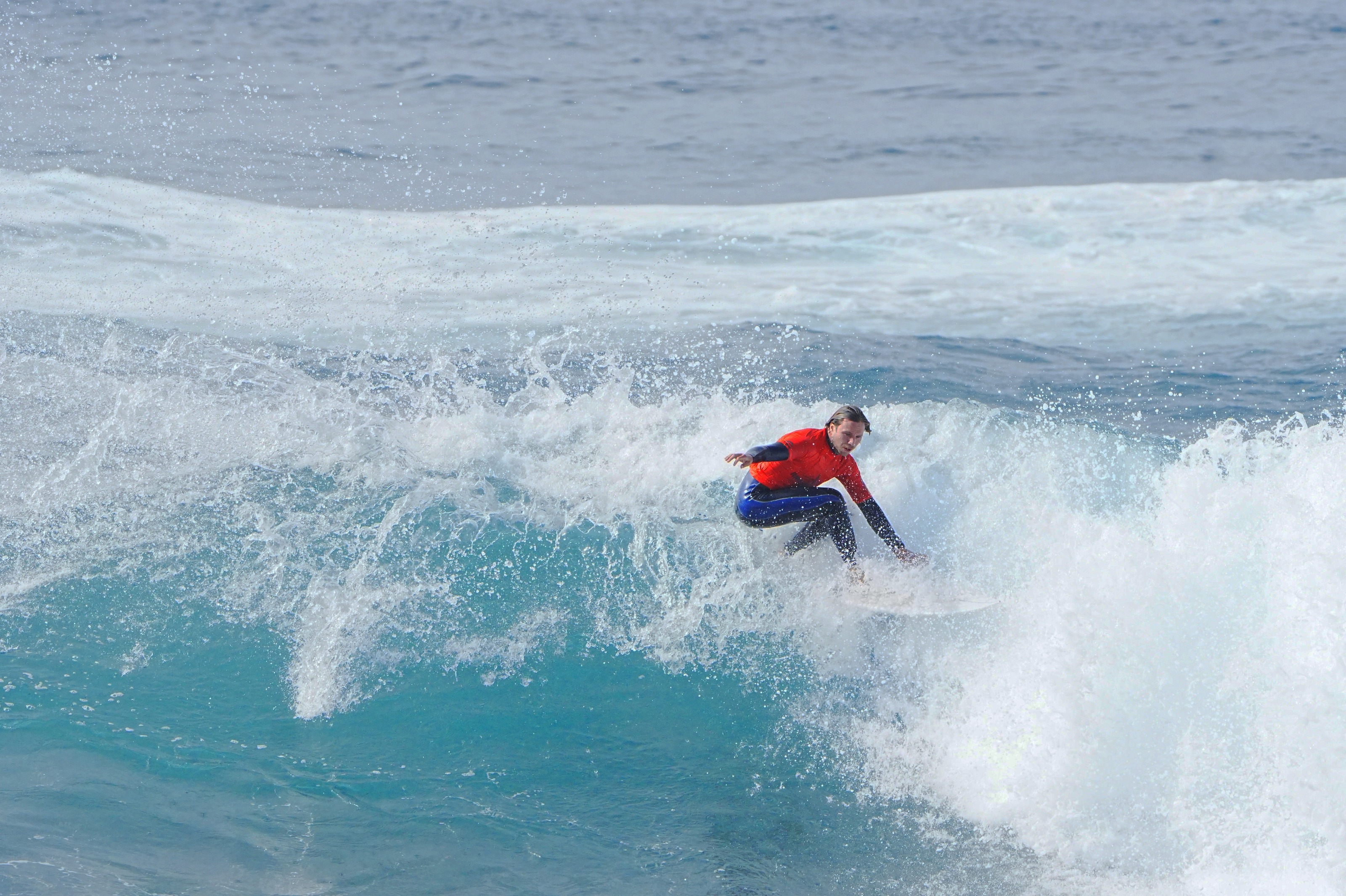 Surfista numa manobra rasgada com spray