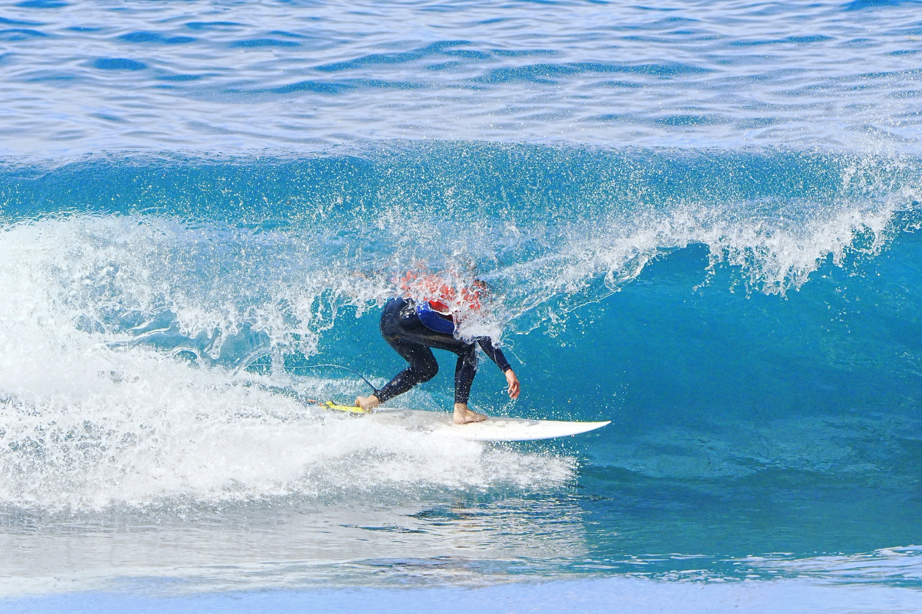 Surfista no bottom da onda