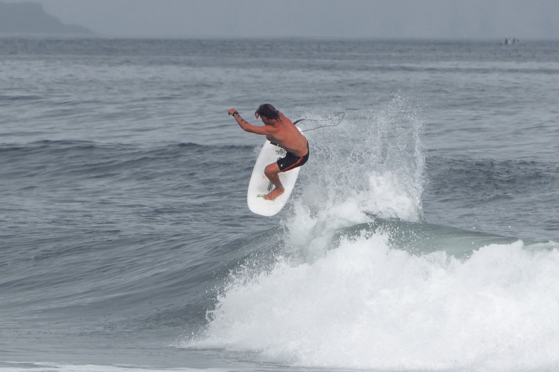 Surfista en el aire sobre la espuma