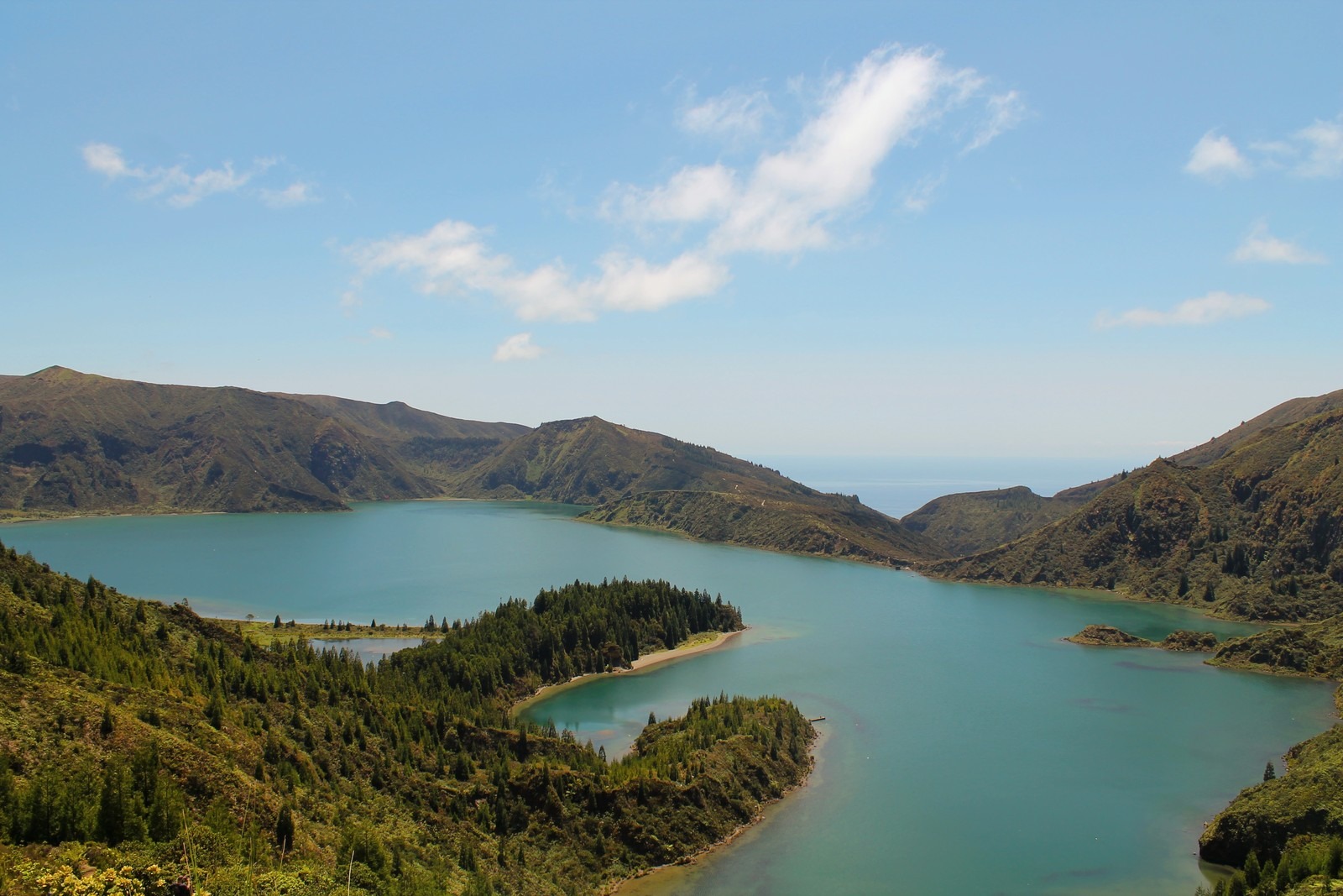 Lagoa dos Açores rodeada de encosta verde